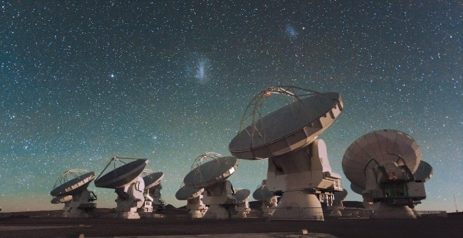 Algunas de las antenas del complejo ALMA, en los Andes chilenos sobre el fondo de las Nubes de Magallanes. /ESO/C. MALIN