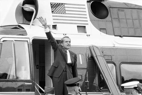 Los pitazos de denunciantes o filtradores contra el abuso de poder han marcado la historia reciente de Estados Unidos. Un caso emblemático fue el escándalo de Watergate, que llevó a la renuncia del presidente Richard Nixon el 9 de agosto de 1974 (en la imagen, al abandonar la Casa Blanca luego de dimitir).Foto Ap