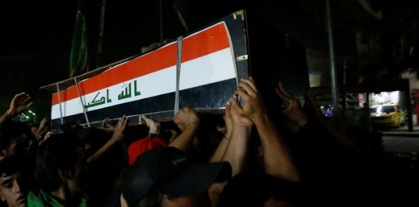 Hombres llevan el ataúd de un manifestante que fue asesinado durante las protestas antigubernamentales en Bagdad. Foto: Reuters