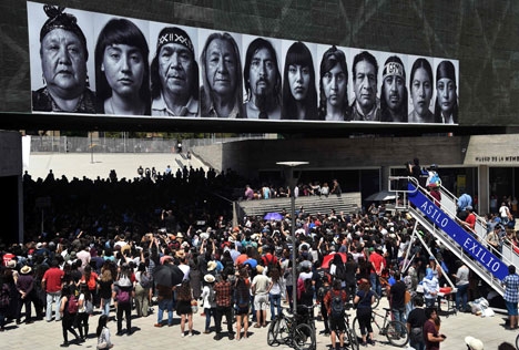 Las movilizaciones en Chile entraron en su tercera semana y no hay visos de que vayan a disminuir, ya que diversos sectores anunciaron que aumentarán la presión al mandatario para un verdadero cambio económico y un plebiscito constitucional. Ayer, centenares de ciudadanos acudieron al Museo de la Memoria y los Derechos Humanos para escuchar la Misa de Réquiem, de Wolfgang Amadeus Mozart. Al final se cantó El derecho de vivir en paz, escrita en 1969 por Víctor Jara. Foto Afp.