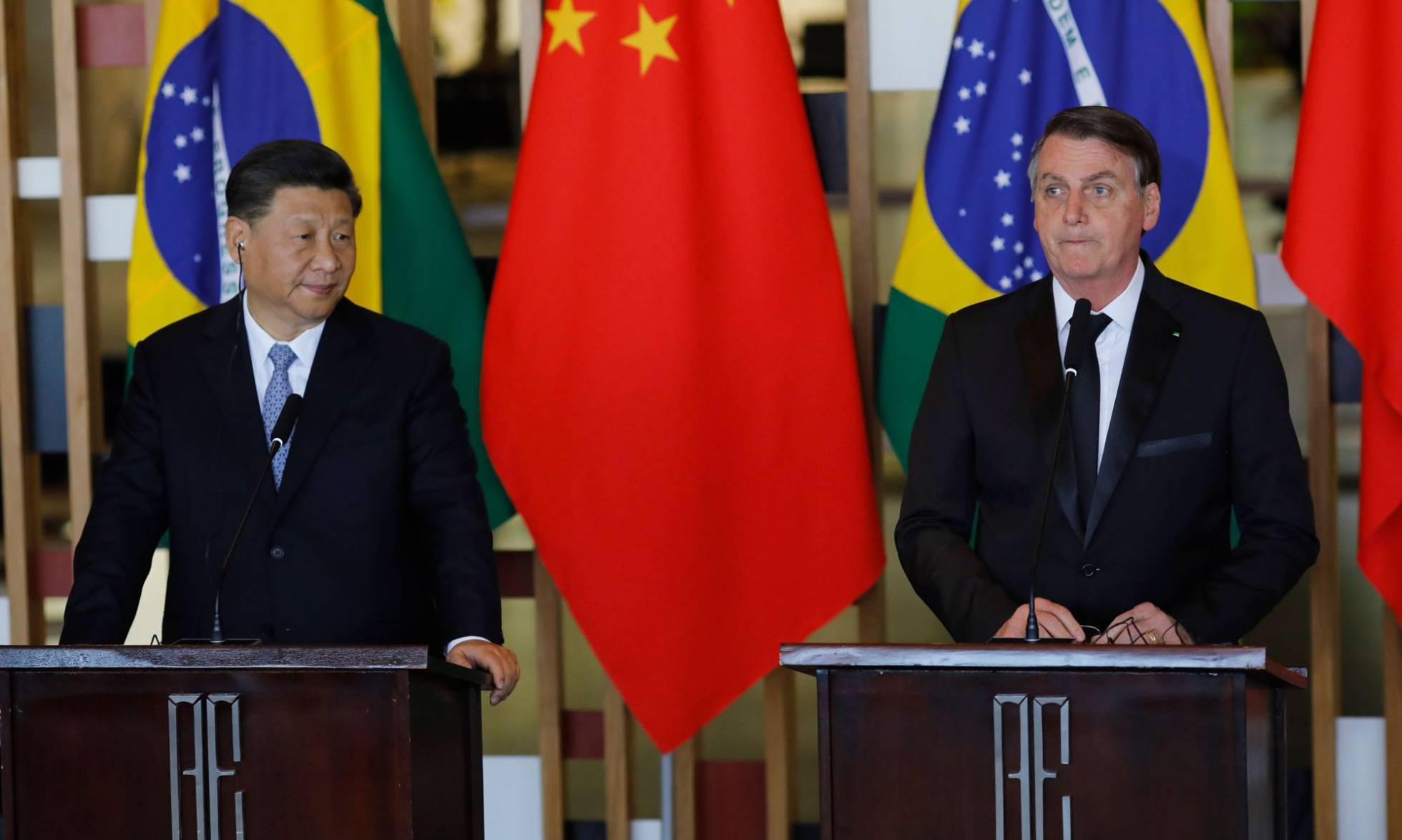 Bolsonaro entierra sus críticas y alaba la relación bilateral con China al recibir a los BRICS