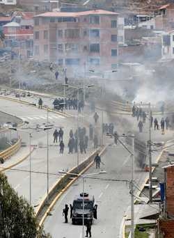 Despliegue policiaco en el sur de La Paz para contener a manifestantes partidarios de Evo Morales.Foto Ap
