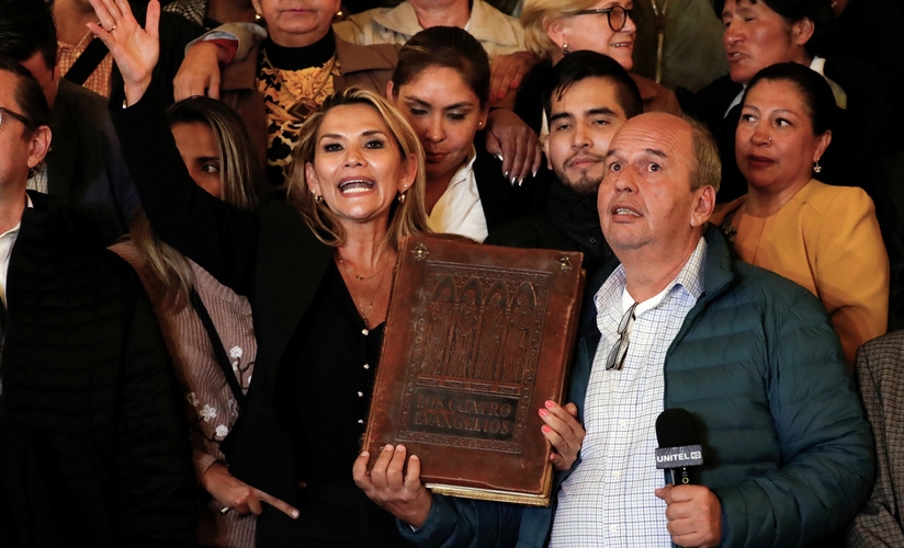 La senadora boliviana Jeanine Anez hace un gesto mientras posa para una foto después de declararse presidenta interina de Bolivia, en el Palacio Presidencial, en La Paz, Bolivia, el 12 de noviembre de 2019.Carlos Garcia Rawlins / Reuters