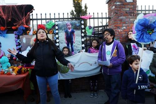 Migrantes celebraron el fin de semana el Día de Muertos con una protesta afuera de un supermercado Whole Food en Brooklyn, Nueva York, para exigir que Amazon (propietaria de la cadena de tiendas) corte los lazos con el Servicio de Inmigración y Control de Aduanas y el Departamento de Seguridad Nacional.Foto Afp