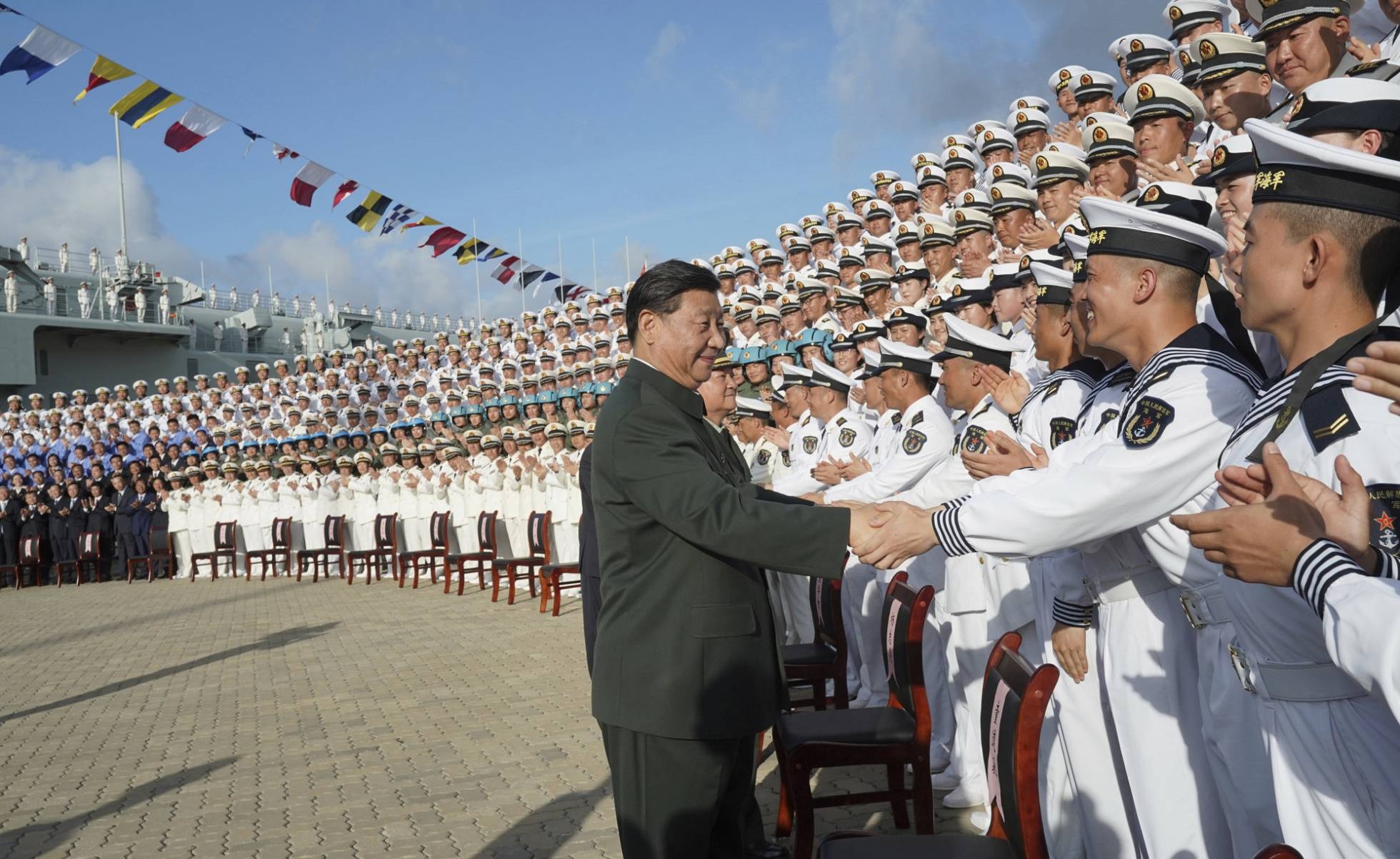 El presidente chino, Xi Jinping, saluda a marinos en el puerto de Sanya, en la provincia meridional de Hainan, el pasado 17 de diciembre. Li Gang AP