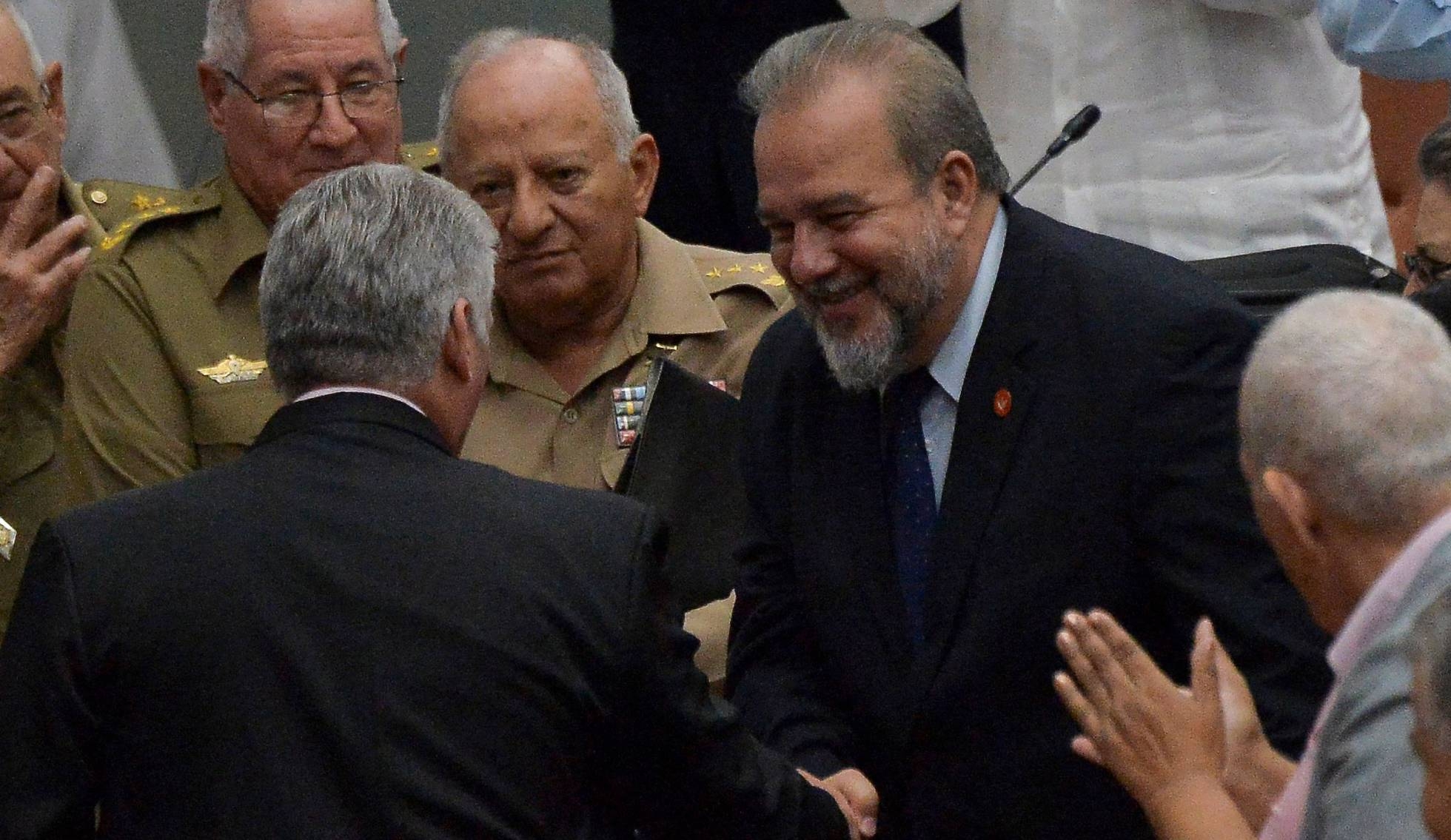 El primer ministro de Cuba, Manuel Marrero, se saluda con el presidente del país, Miguel Díaz-Canel, (de espaldas) este sábado. Y. Lage AFP