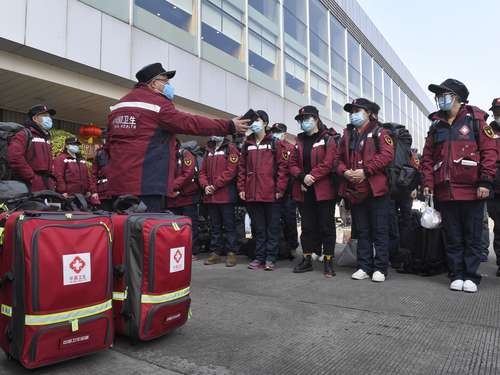 Este es el primer grupo de 138 integrantes de personal médico enviado a Wuhan para brindar ayuda. El gobierno chino suspenderá los viajes organizados dentro de China y al extranjero para intentar contener la epidemia provocada por el coronavirus.Foto Xinhua
