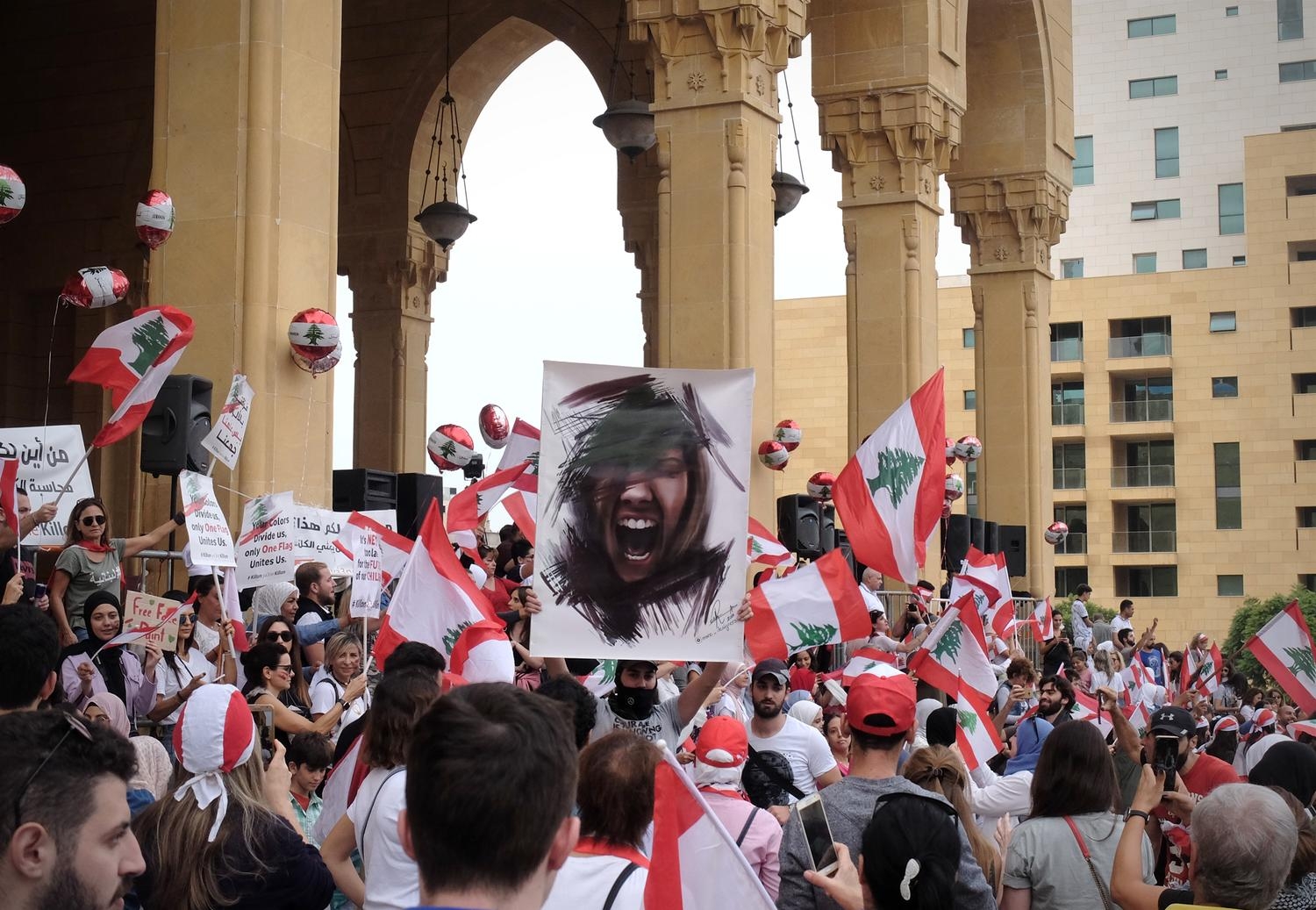 Manifestantes en las escaleras de la mezquita Mohammed Al Amin, en la Plaza de los Mártires de Beirut, en las protestas a favor de la dimisión en bloque del gobierno de Hariri y por la formación de un Gobierno de tecnócratas independientes. Joan Cabasés Vega
