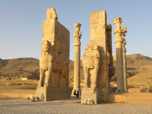 Las antiguas ruinas de Persépolis, donde los líderes occidentales y la realeza británica viajaron alguna vez para celebrar con el sah los 2 mil 500 años del imperio persa.Foto Francesco Bandarin/Página de Internet de la Unesco