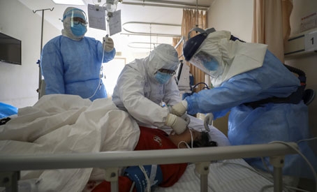 La epidemia en el país asiático, que ha causado hasta ayer mil 868 muertos y 72 mil 436 contagios, obligó a autoridades de provincias y ciudades a imponer cuarentenas y limitaciones de viaje en distintos grados, reveló un estudio. En Hubei, donde surgió el coronavirus, se anunciaron ayer nuevas medidas, que incluyen la prohibición total de desplazamientos con vehículo y el cierre de negocios no esenciales. En la imagen, atención a un infectado en un hospital de Wuhan. Foto Ap. Agencias