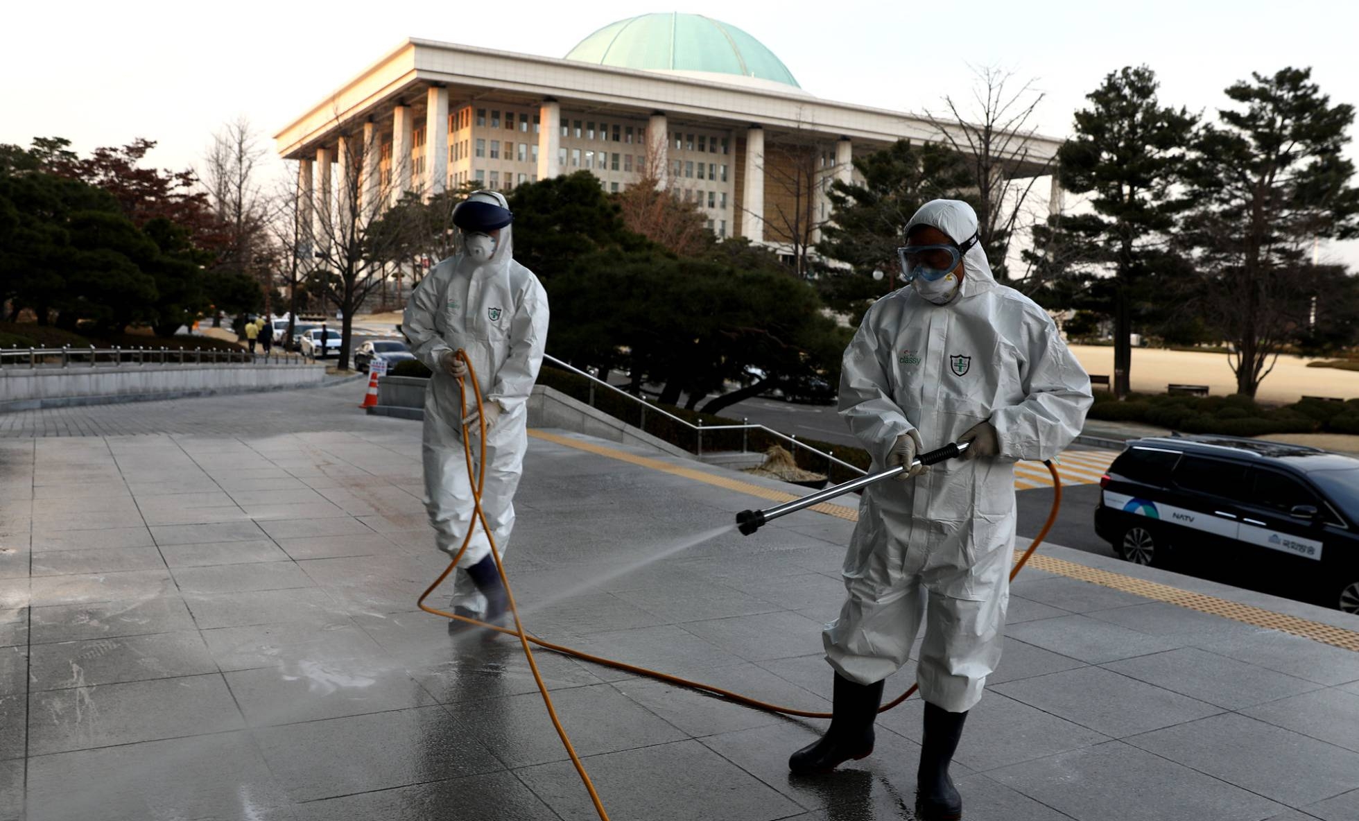 Personal sanitario desinfecta las calles en Seúl, Corea del Sur. Chung Sung-Jun Getty Images