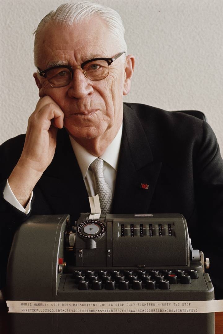 Boris Hagelin, hacia 1970 con un aparato para encriptar mensajes. Tony Evans/Timelapse Library Ltd Getty Images