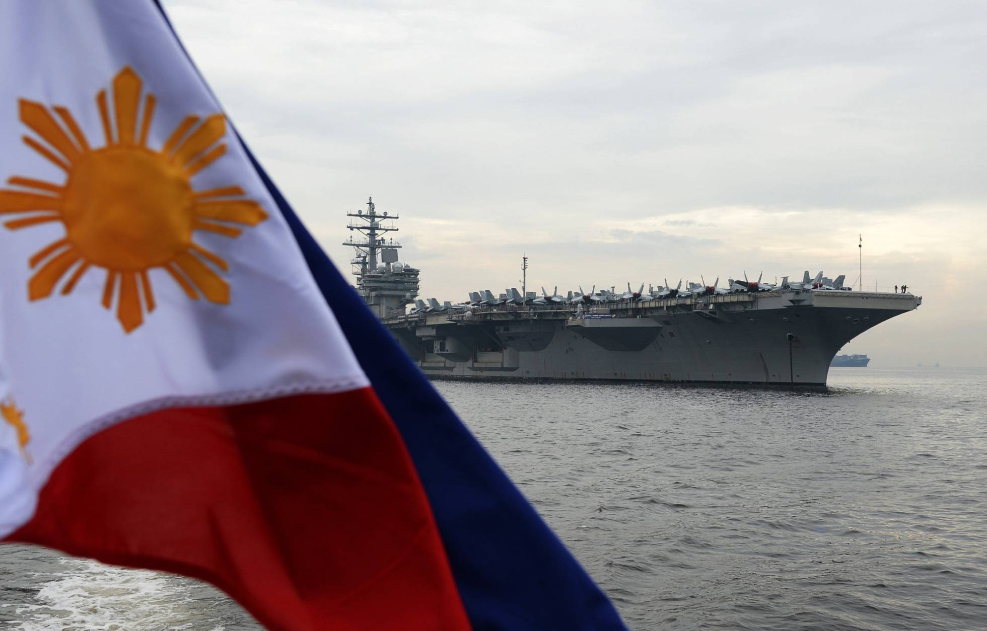 El portaaviones nuclear estadounidense Ronald Reagan, fondeado en la bahía de Manila en junio de 2018. TED ALJIBE AFP via Getty Images
