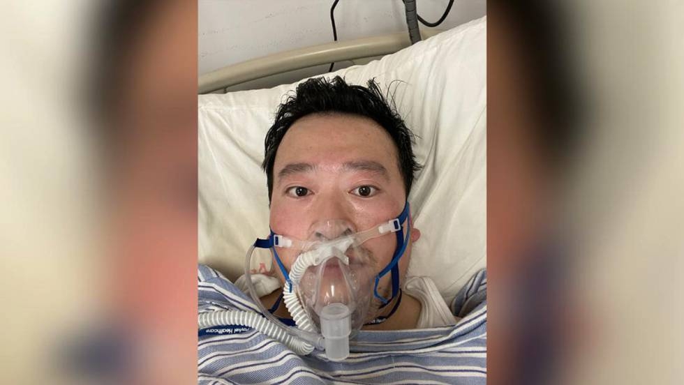 El oftalmólogo Li Wenliang, fallecido por el coronavirus de Wuhan. En vídeo, reacciones a la muerte del doctor. Vídeo: reuter