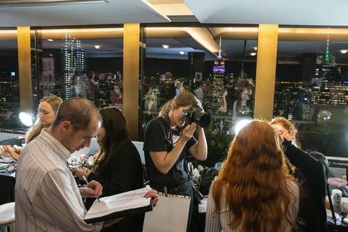 Jóvenes millennials trabajan en presentaciones de la Semana de la Moda, en NY.Foto Ap