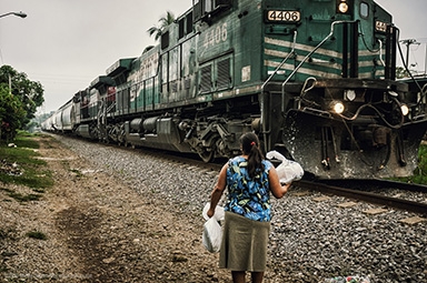 Michal Huniewicz, The Migrants, “La historia de esta fotografía es sobre una mujer mexicana que intenta ayudarlos”, 2015