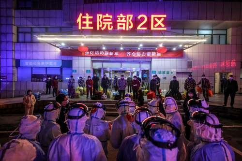 Pacientes infectados por el coronavirus esperan ser transferidos del hospital Wuhan No.5 al centro médico Leishenshan, de nueva construcción, para enfermos con COVID-19.Foto Afp
