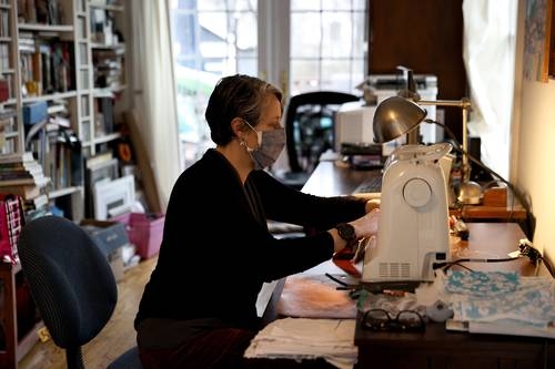 Residentes de South Orange y Maplewood, en Nueva Jersey, se han unido para elaborar equipos de protección, como mascarillas y protectores faciales, con el fin de ayudar a los trabajadores sanitarios del área en la lucha contra el coronavirus.Foto Afp