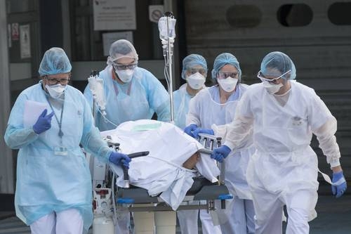 El presidente Emmanuel Macron anunció que Francia enfrenta una guerra sanitaria.Foto Afp