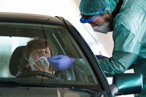 Toma de muestras a conductores en un punto de prueba de detección del Covid-19 en el Hospital Universitario de Burgos, España.Foto Afp