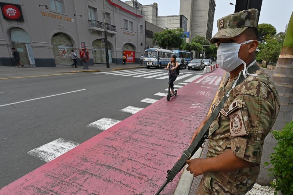 Soldados vigilan la cuarentena en el centro de Lima. ________________________________________ Imagen: AFP