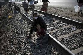 Una trabajadora informal descansa con su hijo en las vías del ferrocarril, cerca de Lima, después de varios días de no poder abandonar la capital peruana debido a la cuarentena para evitar la propagación del coronavirus.Foto Ap