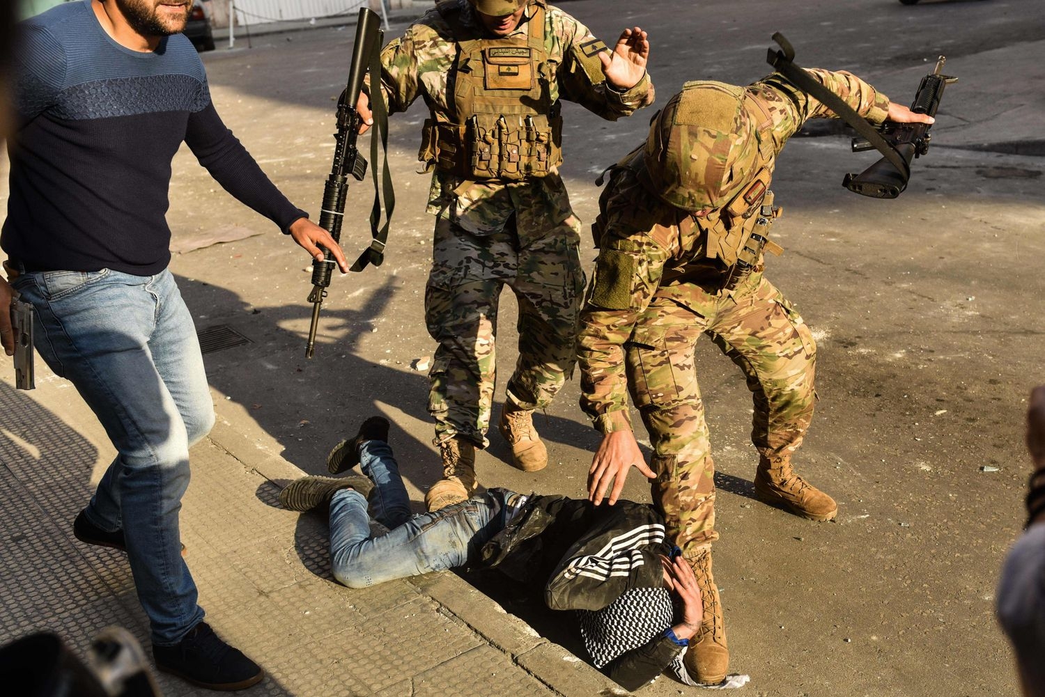 Soldados libaneses arrestan a un joven en la ciudad libanesa de Trípoli, este martes.Natalia Sancha García