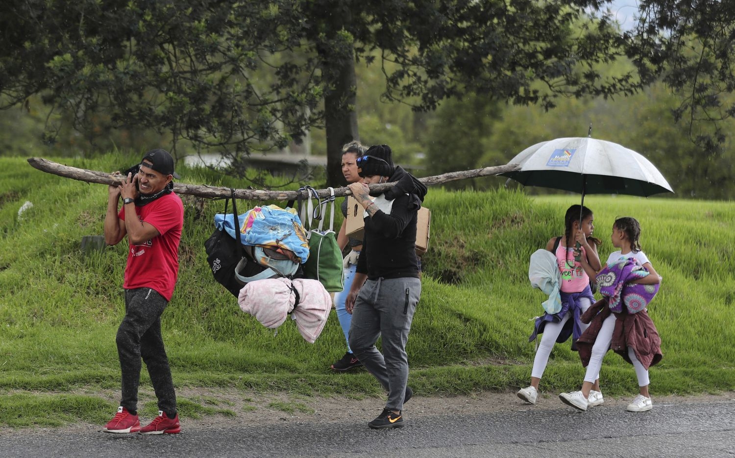 Un grupo de migrantes venezolanos camina hacia la frontera de su país procedentes de Colombia. En vídeo, el éxodo de los migrantes. FOTO: FERNANDO VERGARA (AP) | VÍDEO: REUTERS