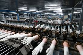 Cadena de producción de guantes de vinilo desechables en una fábrica en China.WAN SC / Barcroft Media via Getty Images