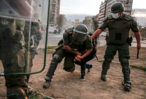 La policía antimotines dispersó el lunes una protesta contra el gobierno del presidente Sebastián Piñera, en calles de Santiago.Foto Afp