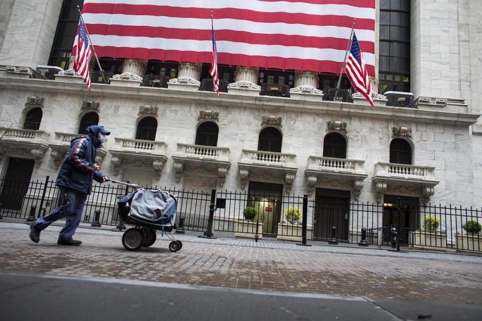 Un hombre empuja un carrito frente a la Bolsa de Comercio de Nueva York. ________________________________________ Imagen: AFP