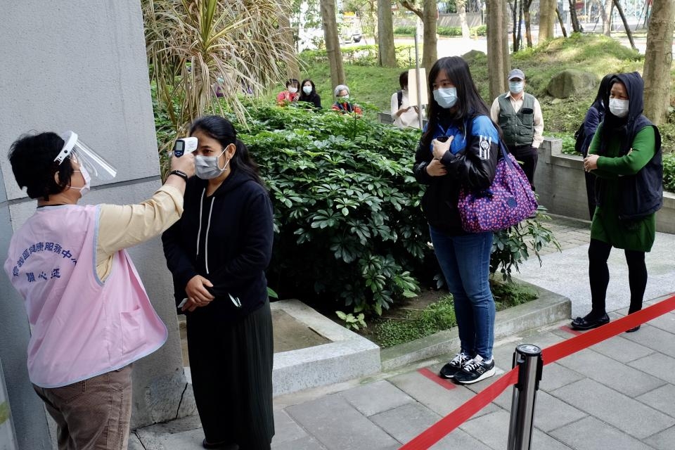 Miden fiebre en una fila para comprar barbijos en Taipei, Taiwan. ________________________________________ Imagen: AFP
