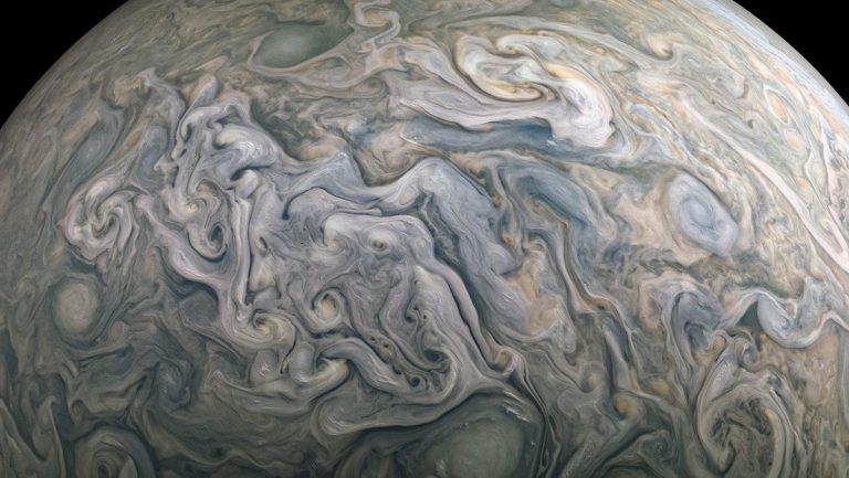 La cámara de luz visible de la sonda espacial Juno logró captar con detalle las nubes turbulentas y los poderosos vientos que se arremolinan en el planeta gaseoso.