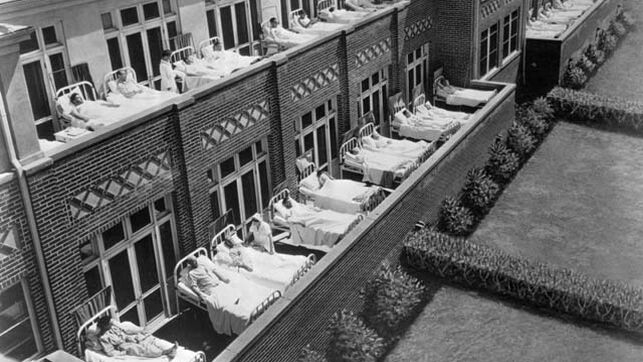 Varios enfermos de tuberculosis toman el sol en un sanatorio en Lakewood, Colorado, Estados Unidos, en 1925 WIKIMEDIA COMMONS/ Autor desconocido