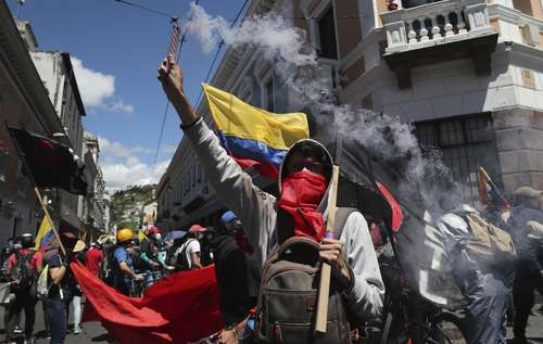 Protesta de trabajadores ayer en Quito, contra el paquete de políticas para enfrentar la crisis dejada por la pandemia.Foto Ap