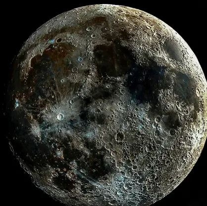 Esta Luna te puede parecer un poco rara, y eso es porque es una escena imposible. Foto: Infobae.
