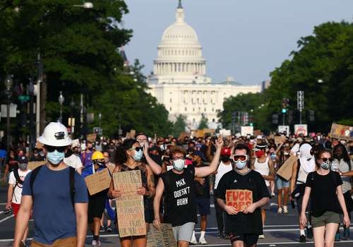 Manifestantes ayer sobre la avenida Pennsylvania, en Washington, en repudio a la muerte del afroestadunidense George Floyd en un caso de brutalidad policiaca. Foto Afp