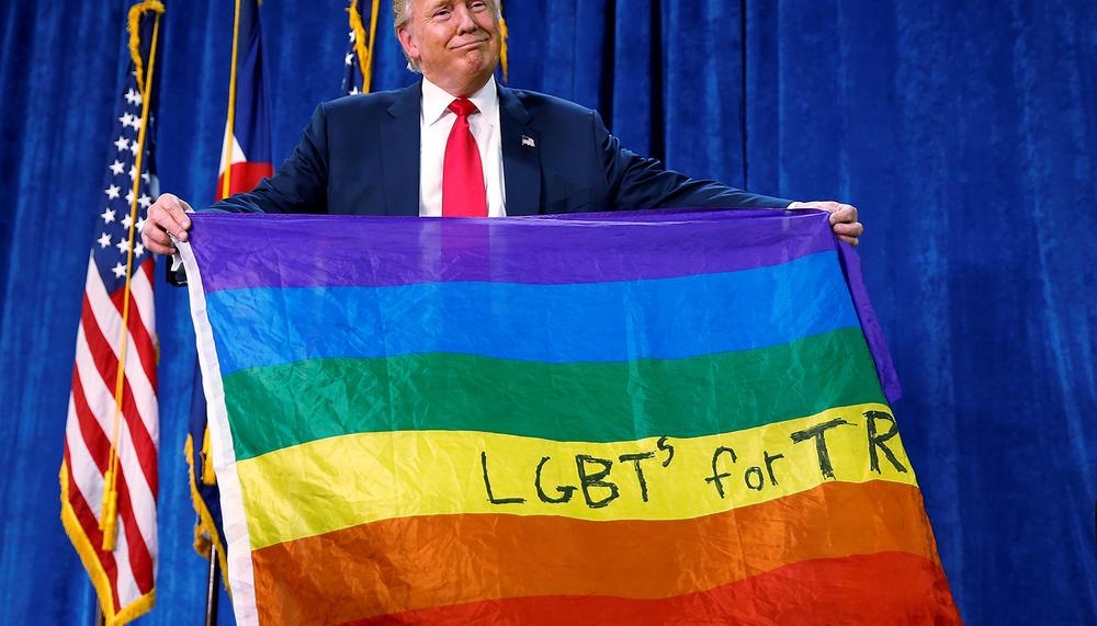 Donald Trump posando con una bandera LGTBI