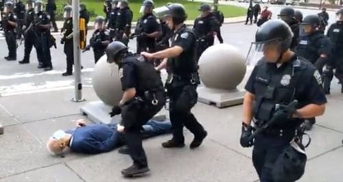 Un manifestante de 75 años cae al suelo después de ser empujado por la policía de Buffalo, imagen cortesía de la estación de televisión National Public Radio y tomadas por Mike Desmond.Foto Afp