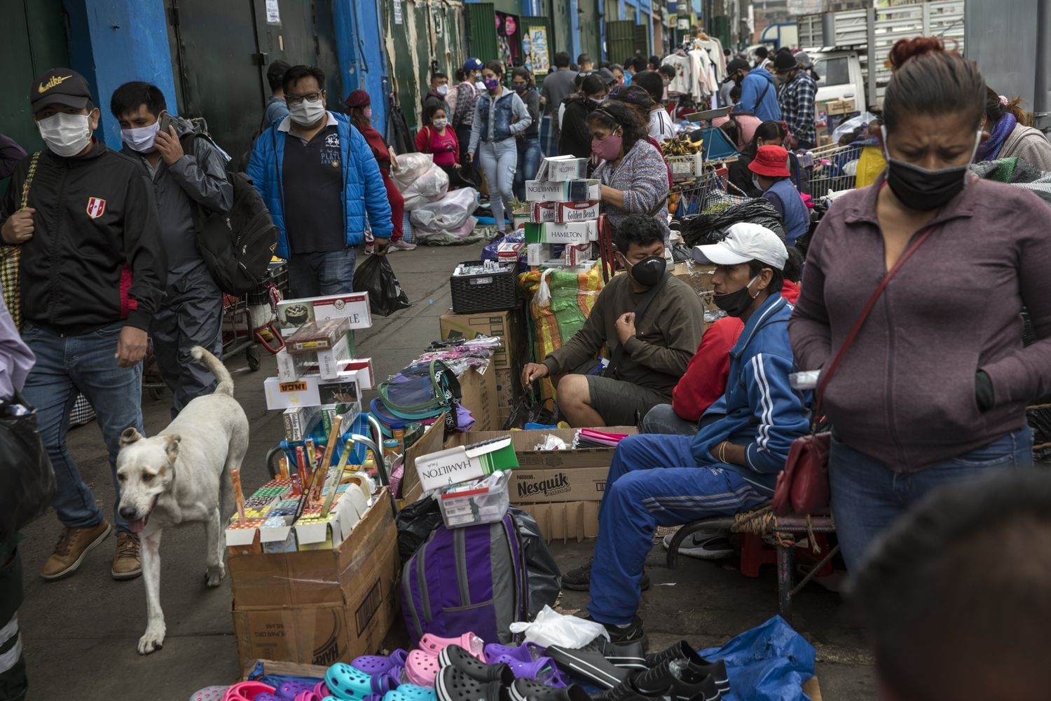 Un mercadillo ambulante, el pasado jueves, en Lima (Perú, uno de los países más golpeados por el virus). Rodrigo Abd / AP