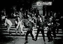 Las personas que frecuentaban el Stonewall Inn, mayoritariamente mujeres transexuales y travestis, se enfrentaron a la policía tras una redada en 1969.