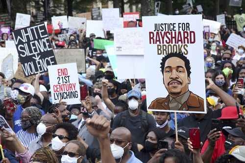 En repudio al racismo, miles de personas marcharon ayer en el centro de Atlanta convocadas por la Asociación Nacional para el Progreso de las Personas de Color.Foto Ap