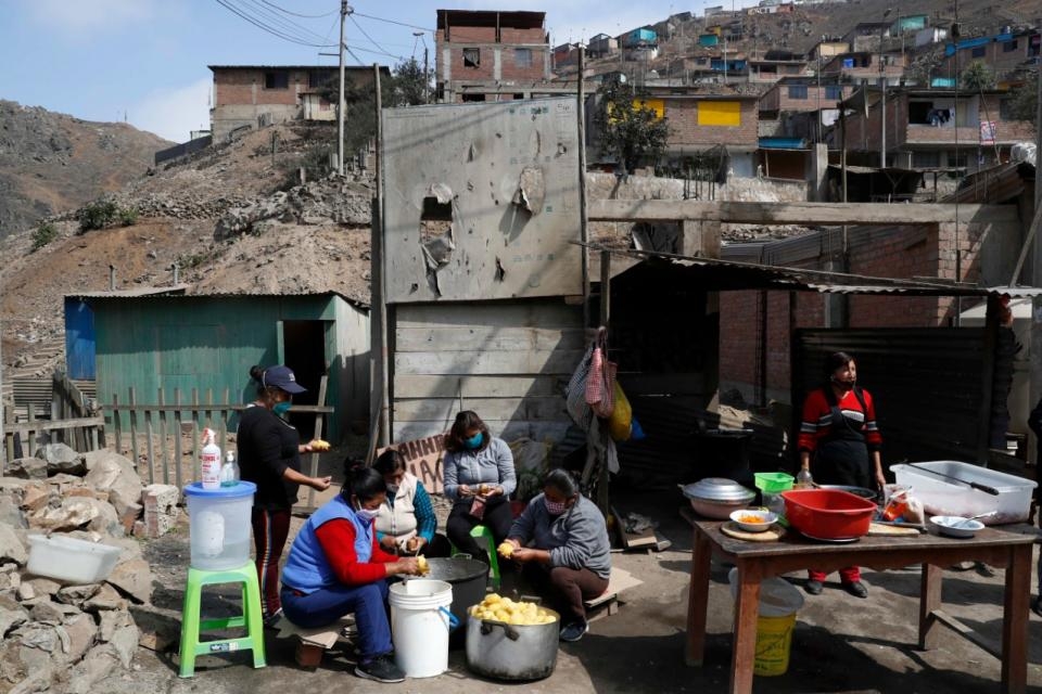 Olla popular en Perú. ________________________________________ Imagen: EFE
