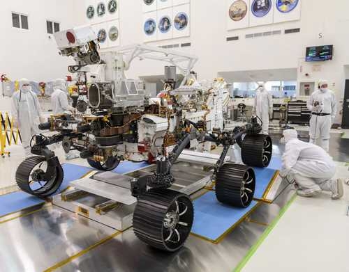 Ingenieros examinan y hacen prueba de manejo del vehículo de la NASA.Foto Ap