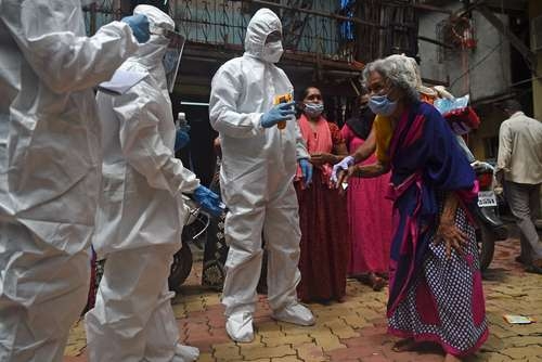 Voluntarios han hecho una enorme labor para contener en 5 mil los decesos en esa ciudad india.Foto Afp