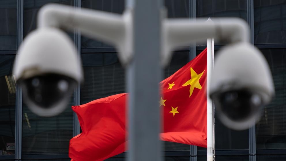 Dos cámaras de vigilancia frente a la entrada del gobierno municipal de Hong Kong (Roy Liu / Bloomberg L.P. Limited Partnership)
