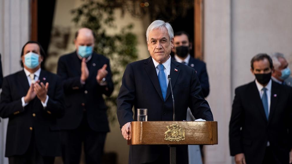 El presidente Sebastián Piñera, rodeado de sus nuevos ministros en su presentación, el martes (HANDOUT / AFP)