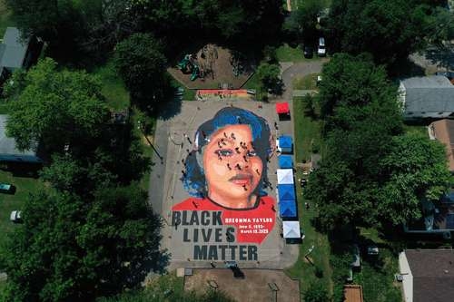 Vista aérea de una pintura a gran escala que representa a Breonna Taylor en Annapolis, Maryland.Taylor fue asesinada dentro de su departamento a tiros por miembros del Departamento de Policía de Louisville en marzo durante una fallida redada antidrogas.Foto Afp