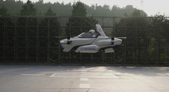 El vehículo, desarrollado por la empresa japonesa SkyDrive, estuvo en el aire unos 4 minutos con una persona a bordo.
