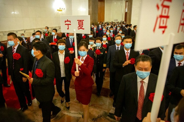 Asistentes a un acto de homenaje al personal sanitario chino entran al Gran Palacio del Pueblo en Pekín, el 8 de septiembre de 2020. Foto Ap